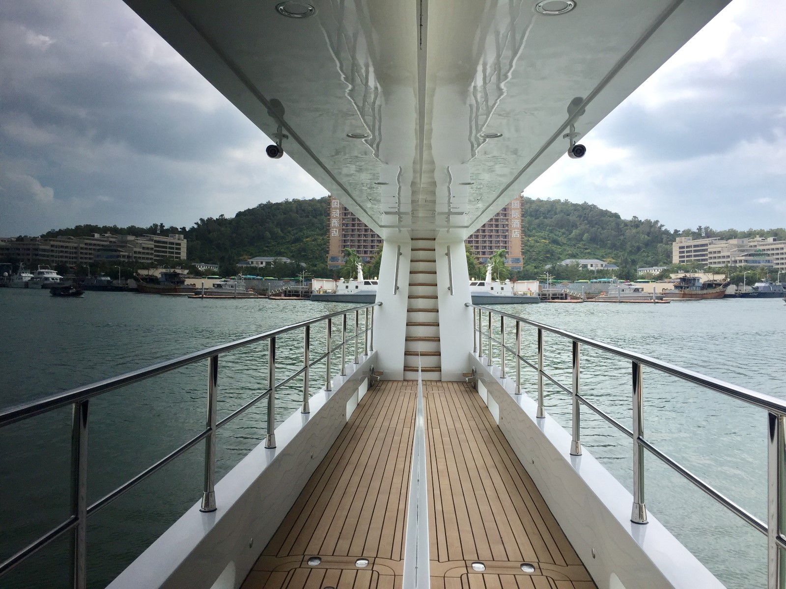 就目前為止,三亞最大的游艇就在圖片里了,46米錦龍游艇,產自大連。大連是船舶工業最厲害的城市,沒有之一,為什么這么說呢?因為1-3號航母,都是在大連生產或者組裝的。這家造船廠叫大連船舶重工集團,因此大連船舶工業在配套上就優越于許多其他造船工業城市。#三亞游艇##三亞游艇出海#