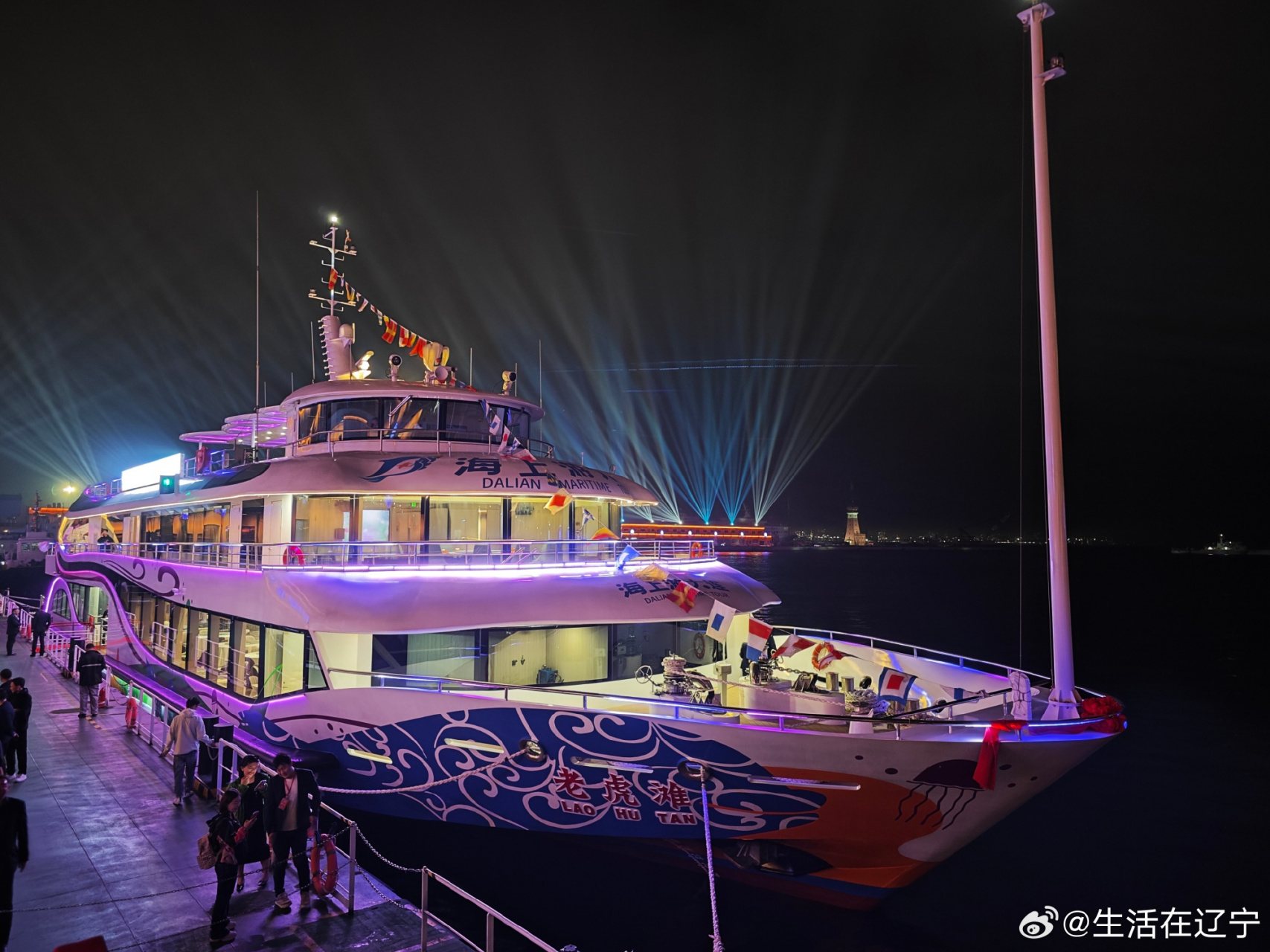 海上夜游大連 乘“老虎灘”號觀光游覽船，盡覽濱城璀璨夜色